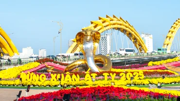 Linh vật rắn Ất Tỵ 2025 trên đường hoa Bạch Đằng.