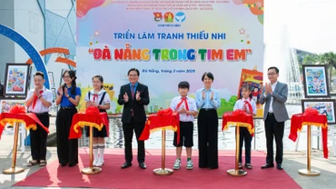 Ban tổ chức cắt băng chào mừng triển lãm tranh thiếu nhi “Đà Nẵng trong tim em".