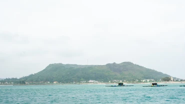 Đảo Lý Sơn nhìn từ phía biển.