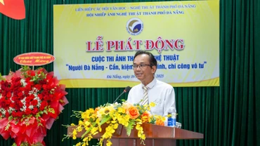 Chủ tịch Liên hiệp các Hội Văn học-Nghệ thuật Đà Nẵng Nguyễn Nho Khiêm phát động cuộc thi.