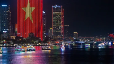 Thuyền hoa diễu hành trên sông Hàn.