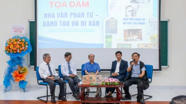 Các diễn giả trao đổi với sinh viên tại Tọa đàm khoa học “Nhà văn Phan Tứ-Sáng tạo và Di sản”.