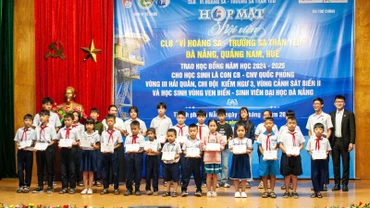 Quỹ Học bổng Vừ A Dính tổ chức trao 305 suất học bổng năm học 2024–2025 cho con em cán bộ, chiến sĩ.