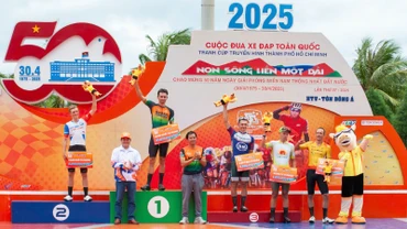 Ban tổ chức trao giải thưởng cá nhân chặng 10.