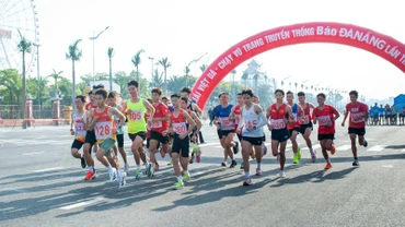 Các vận động viên tham gia Giải Việt dã - chạy Vũ trang truyền thống Báo Đà Nẵng lần thứ 28.