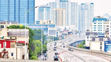 Đường Vành đai 2 (đoạn từ cầu Vĩnh Tuy đến Ngã tư Vọng) sau khi hoàn thành sẽ được kết nối đến đoạn Ngã tư Sở đã được khai thác trước đó, góp phần giảm ùn tắc giao thông cho tuyến đường Trường Chinh, Đại La, Minh Khai. (Ảnh MỸ HÀ)