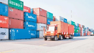 Vận chuyển hàng hóa xuất, nhập khẩu tại cảng Cát Lái, thành phố Thủ Đức, Thành phố Hồ Chí Minh. (Ảnh: nhandan.vn)