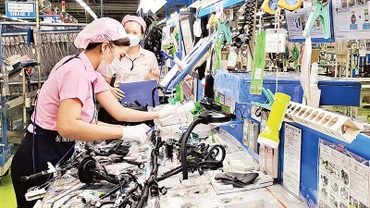 Sản xuất dây dẫn điện tại Công ty TNHH Yazaki EDS Việt Nam ở thành phố Dĩ An, tỉnh Bình Dương. (Ảnh: TRỊNH BÌNH)