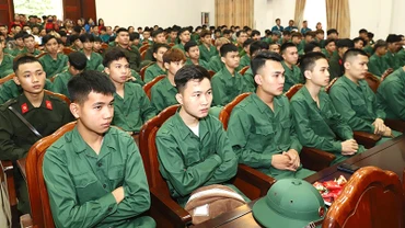 Huyện Hương Sơn, Hà Tĩnh tổ chức lễ gặp mặt, giao lưu, tặng quà cho thanh niên lên đường nhập ngũ năm 2024.