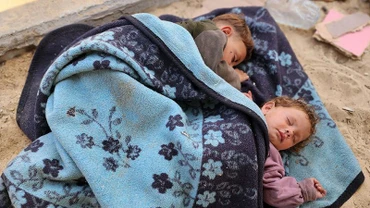 Trẻ em ngủ ngoài trời ở al-Mawasi, phía nam Dải Gaza. (Ảnh: UNICEF)