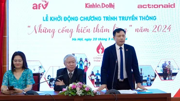 Ban tổ chức trao đổi tại lễ phát động chương trình truyền thông "Những cống hiến thầm lặng" năm 2024.