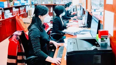 Giao dịch tại Bảo hiểm xã hội Hải Phòng (Ảnh minh họa: Quang Dũng).