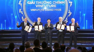 Chủ tịch Quốc hội Vương Đình Huệ trao Giải thưởng Chính VinFuture 2022 trị giá 3 triệu USD cho các tác giả.
