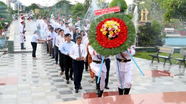 Lễ viếng Chủ tịch Hồ Chí Minh và các Anh hùng liệt sĩ.
