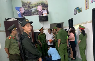 Công an đang khám xét nhà Phó Chủ tịch Ủy ban nhân dân xã Sơn Mỹ.