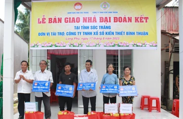 Ông Trần Văn Ly, Phó Bí thư Đảng ủy, Phó Giám đốc Công ty TNHH Xổ số kiến thiết Bình Thuận trao tặng nhà cho người có hoàn cảnh khó khăn.