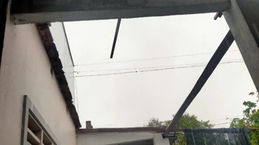 Nhiều căn nhà bị tốc mái.