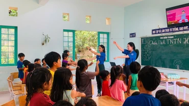 Tình nguyện viên tham gia hoạt động hè cho học sinh
