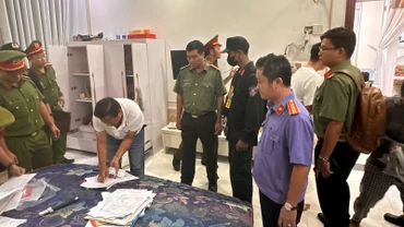 Đối tượng đang bị công an bắt.