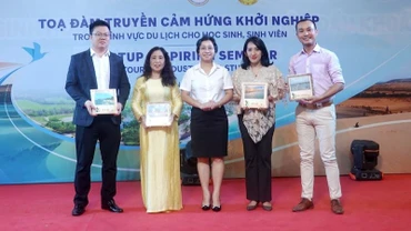 Sở Văn hoá, Thể thao và Du lịch tỉnh tặng quà lưu niệm cho diễn giả