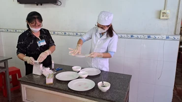 Đoàn Thanh tra của Sở Y tế kiểm tra lấy mẫu tại resort.