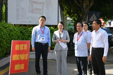 Lãnh đạo Bộ Giáo dục và Đào tạo tới các điểm thi tại Kỳ thi tốt nghiệp trung học phổ thông năm 2023 (Ảnh minh hoạ)