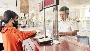 Người nộp thuế làm thủ tục kê khai thuế tại Cục Thuế Thành phố Hồ Chí Minh.