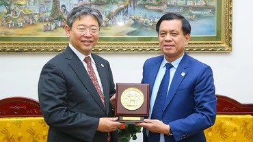 Thứ trưởng Nguyễn Bá Hoan tặng Phó Tổng cục trưởng Tổng cục Quản lý xuất nhập cảnh và lưu trú Nhật Bản Nakagawa Tsutomo hình ảnh biểu trưng Hà Nội. (Ảnh: Molisa)