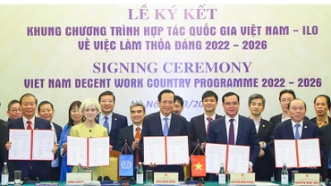 Ký kết Khung Chương trình quốc gia về việc làm thỏa đáng giai đoạn 2022-2026 giữa ILO và các đối tác tại Việt Nam.