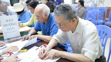 Người nhận lương hưu, trợ cấp bảo hiểm xã hội đăng ký hưởng qua tài khoản cá nhân. (Ảnh: VSS)