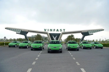 Đội xe điện Mai Linh gồm các dòng xe VinFast VF e34 và VF 5, giữ nguyên màu xanh lá đặc trưng.