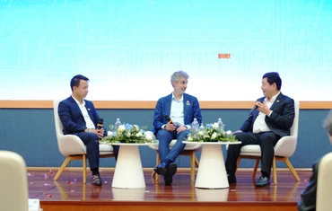 Giáo sư Yoshua Bengio tham gia “đối thoại” với ông Trương Gia Bình, Chủ tịch HĐQT FPT về “AI có trách nhiệm và tầm quan trọng của AI trong giáo dục”.