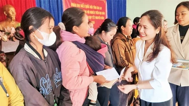 Những món quà tình nghĩa làm ấm lòng người dân mỗi dịp Tết đến, Xuân về.