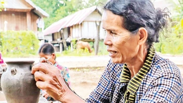 Nghề làm đồ gốm thủ công của đồng bào M’nông ở xã Yang Tao, huyện Lắk được bảo tồn gắn với phát triển du lịch.