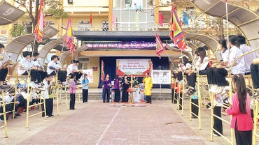 Học sinh Trường THPT Đào Duy Từ (Quảng Bình) tham gia hội bài chòi.