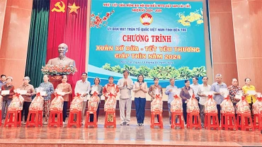 Lãnh đạo tỉnh Bến Tre trao quà tặng gia đình chính sách, người nghèo nhân dịp Tết Nguyên đán Giáp Thìn 2024 . (Ảnh HOÀNG TRUNG)