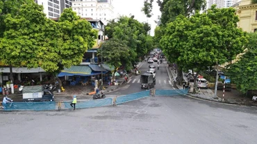 Đơn vị thi công rào chắn một phần đường Trần Hưng Đạo để phục vụ thi công ga ngầm S12.