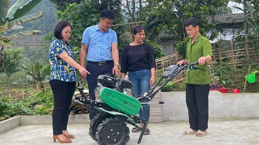 Hỗ trợ máy sản xuất cho nông dân nghèo xã Hồng Ca, huyện Trấn Yên, tỉnh Yên Bái. (Ảnh: THANH SƠN)