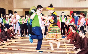 Thiếu nhi ba nước Việt Nam-Lào-Campuchia giao lưu nhảy sạp.