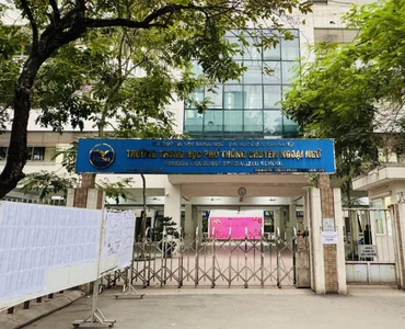 Trường THPT chuyên Ngoại ngữ.