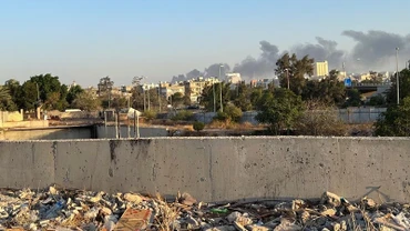 Khói bốc lên trong bối cảnh đụng độ giữa các phe phái vũ trang ở Tripoli, Libya ngày 15/8/2023. (Ảnh: Reuters)