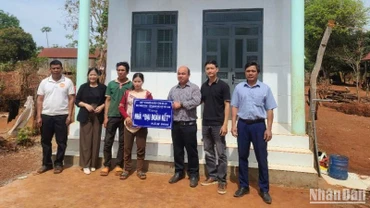 Ông Siu Trung, Phó Chủ tịch Ủy ban Mặt trận Tổ quốc Việt Nam tỉnh Gia Lai, đại diện nhà tài trợ bàn giao nhà cho các hộ nghèo.