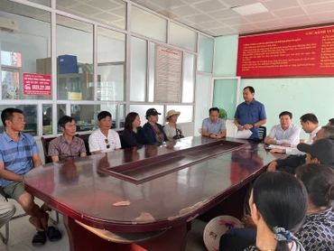 Cục trưởng Cục Thủy sản Trần Đình Luân thăm hỏi bà con ngư dân tại cảng cá Cái Rồng, huyện Vân Đồn, tỉnh Quảng Ninh. (Ảnh: LÊ QUÂN)