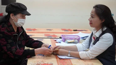 Chi trả hai tháng lương hưu, trợ cấp bảo hiểm xã hội tháng 1 và 2/2024 tại phường Ngọc Khánh, quận Ba Đình, Hà Nội. (Ảnh: Liên Hương)