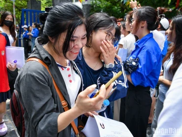Thí sinh ra về sau khi hoàn thành bài thi môn Toán, Kỳ thi tốt nghiệp THPT năm 2024 (Ảnh: THẾ ĐẠI)
