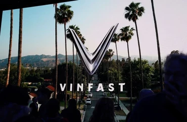 Logo VinFast hiển thị trên màn hình trong ngày họp báo tại Triển lãm ô-tô Los Angeles, California, Mỹ ngày 17/11/2022. Ảnh: Reuters