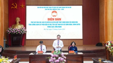 Phó Chủ tịch Thường trực Ủy ban Mặt trận tổ quốc Việt Nam thành phố Hà Nội Nguyễn Sỹ Trường trao đổi tại Diễn đàn.