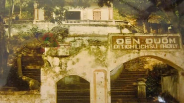 Cổng đền Đuổm ghi "Đền Đuổm, di tích lịch sử thời Lý" là chưa đúng, vì cổng đền Đuổm và lầu Chuông được xây dựng mới năm 1996, 1998.