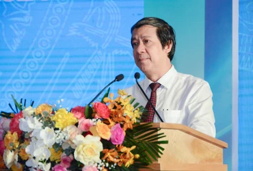 Bộ trưởng Giáo dục và Đào tạo Nguyễn Kim Sơn phát biểu tại Hội nghị tổng kết năm học của Hà Nội, ngày 16/8