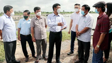 Bí thư Tỉnh ủy Sóc Trăng Lâm Văn Mẫn (thứ tư từ trái sang) thị sát vùng nuôi tôm công nghiệp công nghệ cao của tỉnh Sóc Trăng.